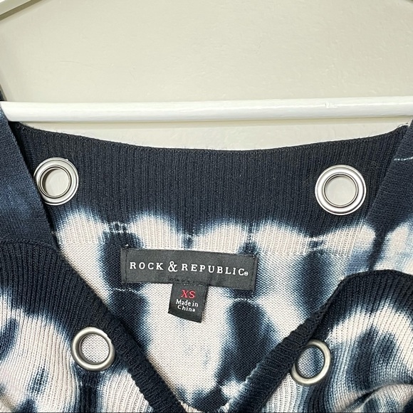 ROCK & REPUBLIC | Tie Dye Cold Shoulder Top | XS - Picture 5 of 5